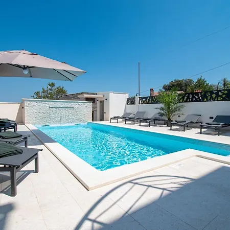 House Suzana Nyaraló
